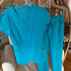 Jaanuu scrub set. Size small.